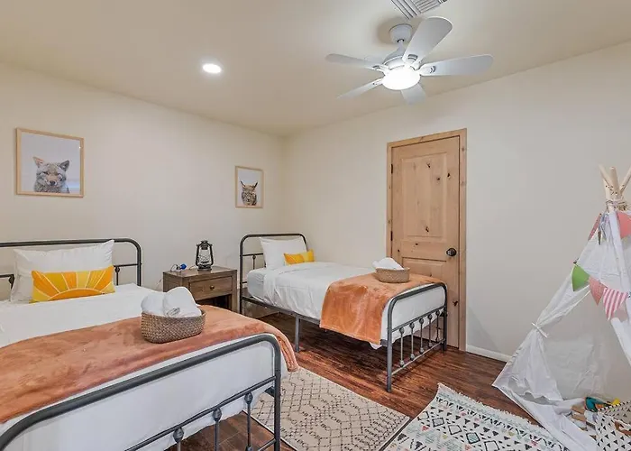 Holiday home Close To Fresh Creek! Sleeps 12 ~ Amazing Views W/serene Open Space ~ Hot Tub + Game ~ Trails Outside