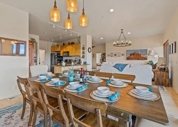 Close To Fresh Creek! Sleeps 12 ~ Amazing Views W/serene Open Space ~ Hot Tub + Game ~ Trails Outside Holiday home Sedona