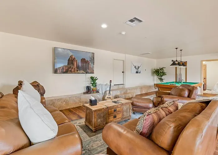 Close To Fresh Creek! Sleeps 12 ~ Amazing Views W/serene Open Space ~ Hot Tub + Game ~ Trails Outside Holiday home Sedona