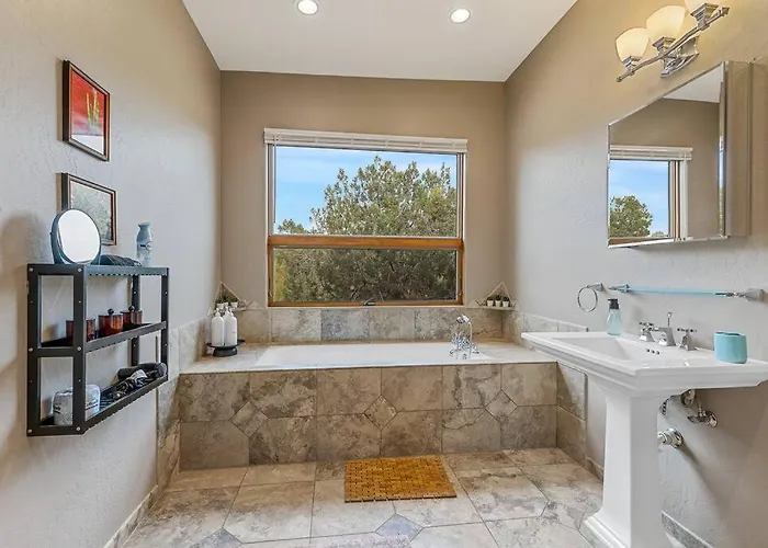 Close To Fresh Creek! Sleeps 12 ~ Amazing Views W/serene Open Space ~ Hot Tub + Game ~ Trails Outside Holiday home Sedona