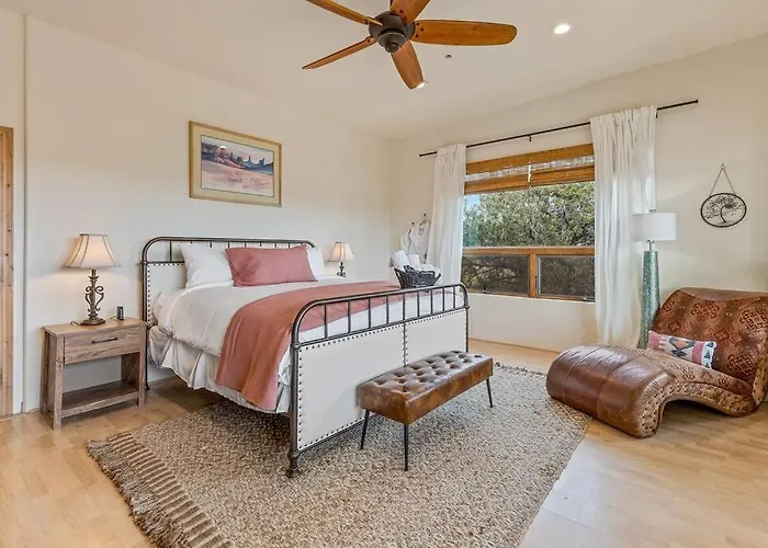 Close To Fresh Creek! Sleeps 12 ~ Amazing Views W/serene Open Space ~ Hot Tub + Game ~ Trails Outside Holiday home Sedona