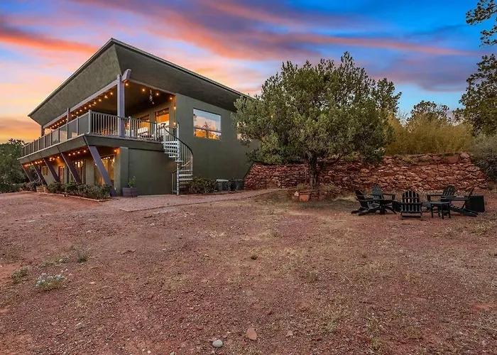 Holiday home Close To Fresh Creek! Sleeps 12 ~ Amazing Views W/serene Open Space ~ Hot Tub + Game ~ Trails Outside *