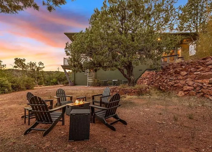 Close To Fresh Creek! Sleeps 12 ~ Amazing Views W/serene Open Space ~ Hot Tub + Game ~ Trails Outside Holiday home