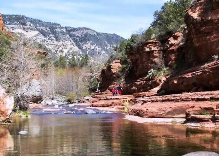 Close To Fresh Creek! Sleeps 12 ~ Amazing Views W/serene Open Space ~ Hot Tub + Game ~ Trails Outside Holiday home *