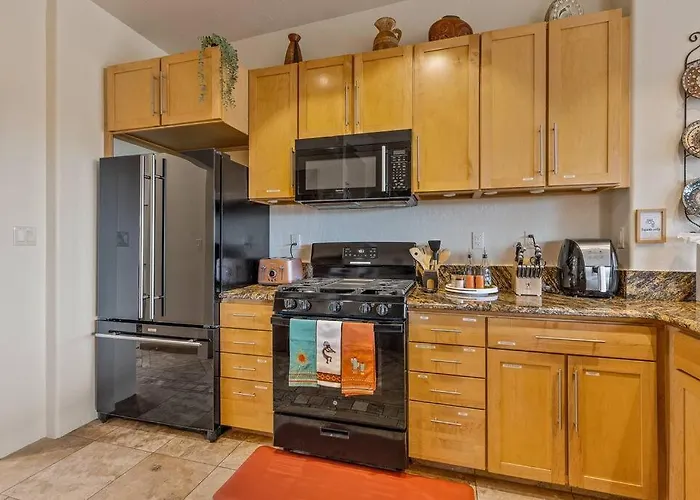 Holiday home Close To Fresh Creek! Sleeps 12 ~ Amazing Views W/serene Open Space ~ Hot Tub + Game ~ Trails Outside *