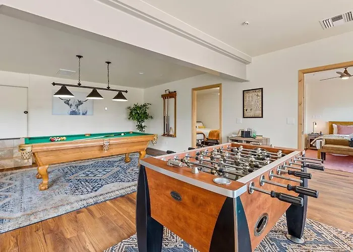 Close To Fresh Creek! Sleeps 12 ~ Amazing Views W/serene Open Space ~ Hot Tub + Game ~ Trails Outside Holiday home Sedona