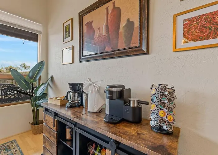 Close To Fresh Creek! Sleeps 12 ~ Amazing Views W/serene Open Space ~ Hot Tub + Game ~ Trails Outside * Sedona
