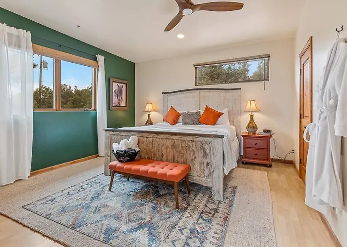 Holiday home Close To Fresh Creek! Sleeps 12 ~ Amazing Views W/serene Open Space ~ Hot Tub + Game ~ Trails Outside *