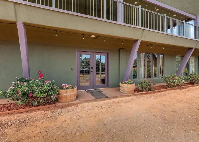 Close To Fresh Creek! Sleeps 12 ~ Amazing Views W/serene Open Space ~ Hot Tub + Game ~ Trails Outside Holiday home