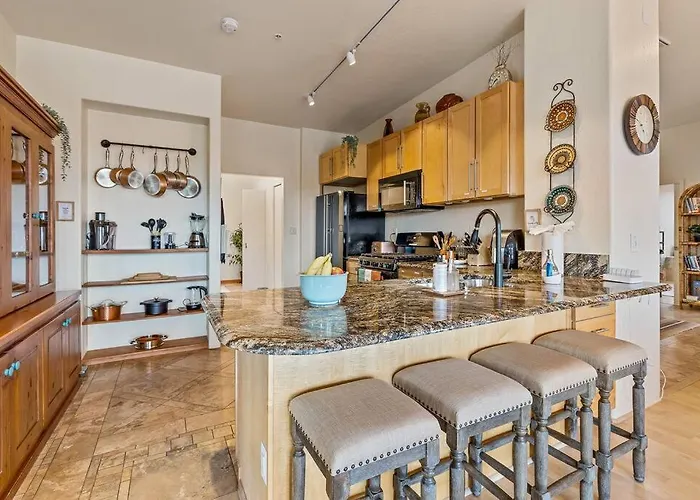 Close To Fresh Creek! Sleeps 12 ~ Amazing Views W/serene Open Space ~ Hot Tub + Game ~ Trails Outside Holiday home *