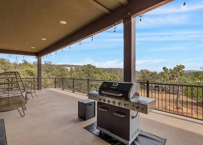 Close To Fresh Creek! Sleeps 12 ~ Amazing Views W/serene Open Space ~ Hot Tub + Game ~ Trails Outside Holiday home *