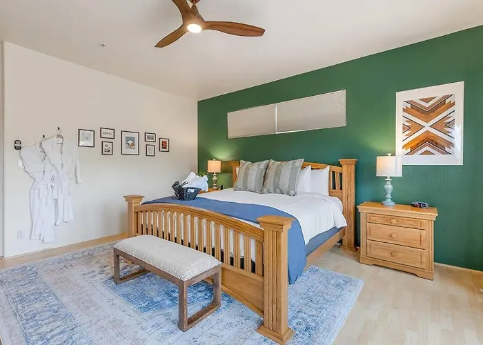 Close To Fresh Creek! Sleeps 12 ~ Amazing Views W/serene Open Space ~ Hot Tub + Game ~ Trails Outside Holiday home *
