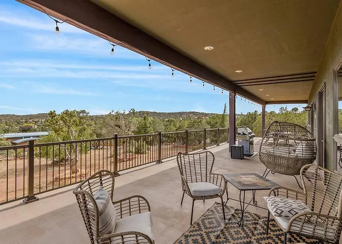 Close To Fresh Creek! Sleeps 12 ~ Amazing Views W/serene Open Space ~ Hot Tub + Game ~ Trails Outside Holiday home Sedona