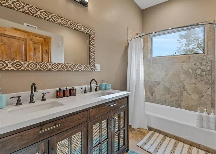 Close To Fresh Creek! Sleeps 12 ~ Amazing Views W/serene Open Space ~ Hot Tub + Game ~ Trails Outside Sedona