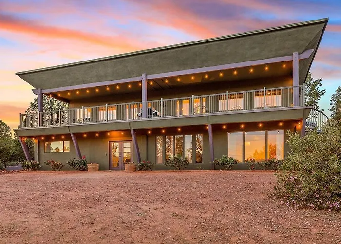 Close To Fresh Creek! Sleeps 12 ~ Amazing Views W/serene Open Space ~ Hot Tub + Game ~ Trails Outside Holiday home Sedona