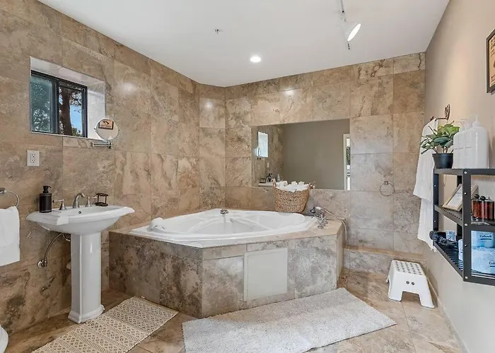 Holiday home Close To Fresh Creek! Sleeps 12 ~ Amazing Views W/serene Open Space ~ Hot Tub + Game ~ Trails Outside *