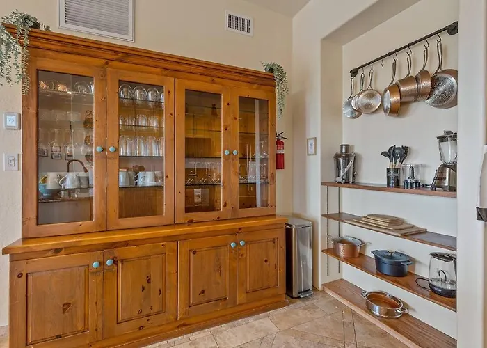 Close To Fresh Creek! Sleeps 12 ~ Amazing Views W/serene Open Space ~ Hot Tub + Game ~ Trails Outside Holiday home *