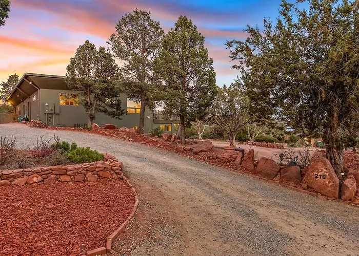 Holiday home Close To Fresh Creek! Sleeps 12 ~ Amazing Views W/serene Open Space ~ Hot Tub + Game ~ Trails Outside