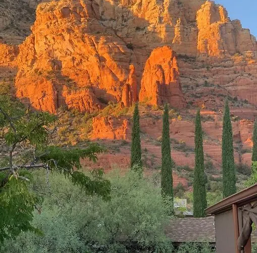Close To Fresh Creek! Sleeps 12 ~ Amazing Views W/serene Open Space ~ Hot Tub + Game ~ Trails Outside Holiday home *