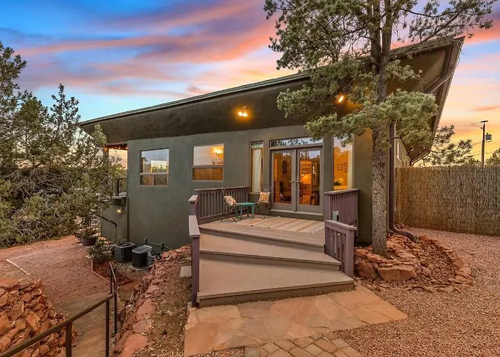 Close To Fresh Creek! Sleeps 12 ~ Amazing Views W/serene Open Space ~ Hot Tub + Game ~ Trails Outside Holiday home *