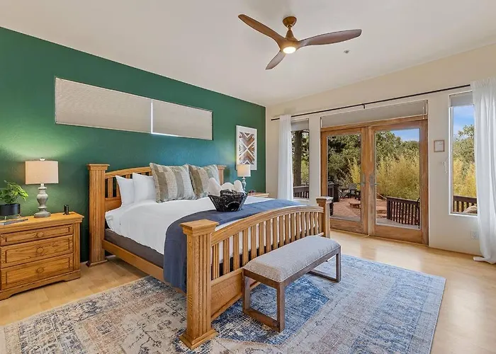 Close To Fresh Creek! Sleeps 12 ~ Amazing Views W/serene Open Space ~ Hot Tub + Game ~ Trails Outside Holiday home Sedona