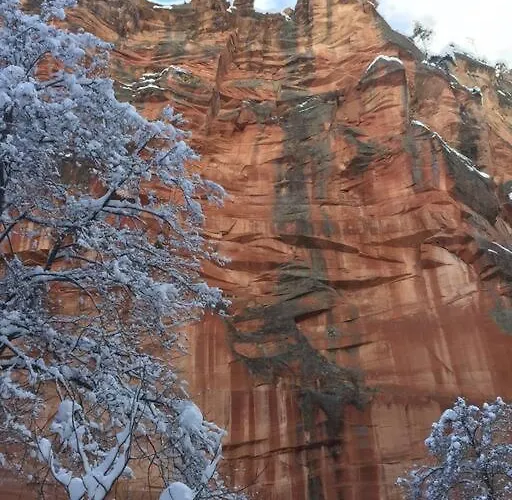 Close To Fresh Creek! Sleeps 12 ~ Amazing Views W/serene Open Space ~ Hot Tub + Game ~ Trails Outside * Sedona