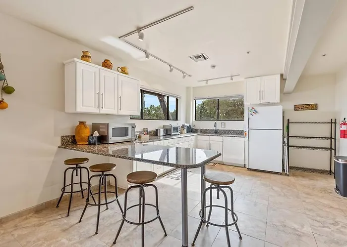 Close To Fresh Creek! Sleeps 12 ~ Amazing Views W/serene Open Space ~ Hot Tub + Game ~ Trails Outside Sedona