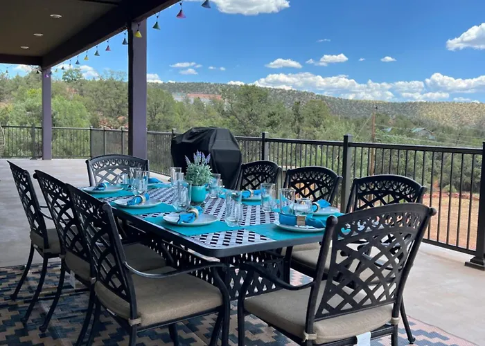 Close To Fresh Creek! Sleeps 12 ~ Amazing Views W/serene Open Space ~ Hot Tub + Game ~ Trails Outside Holiday home *
