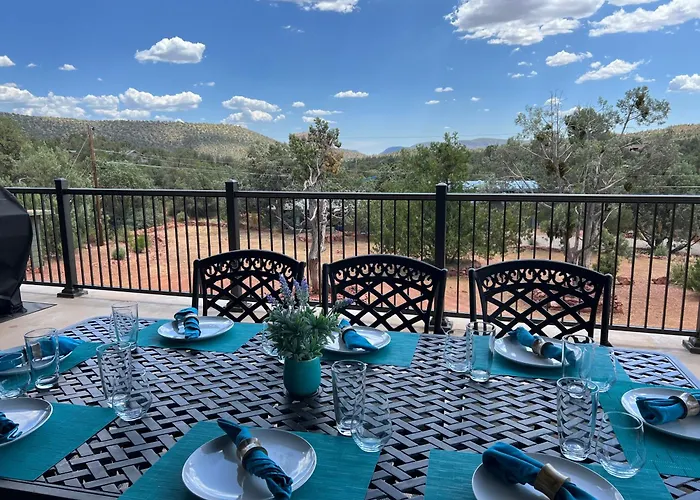 Close To Fresh Creek! Sleeps 12 ~ Amazing Views W/serene Open Space ~ Hot Tub + Game ~ Trails Outside Holiday home